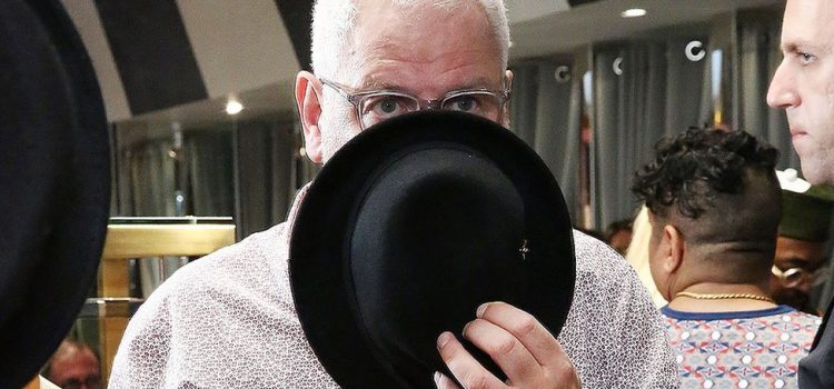 Le fondateur de Ted Baker, Ray Kelvin, démissionne au milieu d’une querelle de câlins