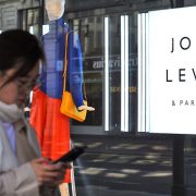 La prime de John Lewis est à son plus bas niveau depuis 1954, alors que les profits chutent.