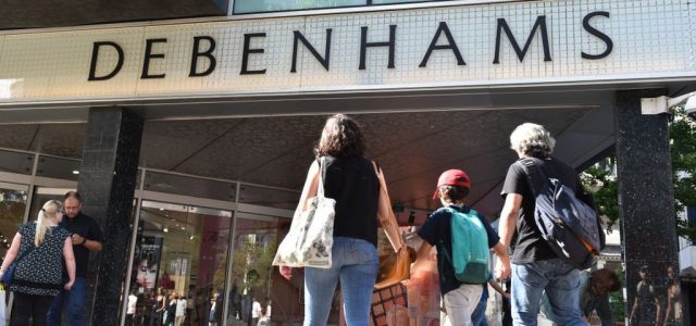 Debenhams en alerte sur les bénéfices alors que les ventes continuent de chuter
