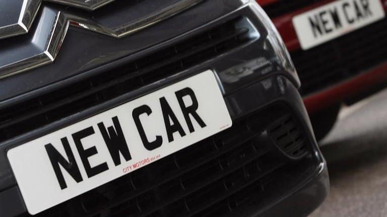 Les acheteurs d’automobiles ont facturé 1 000 £ en trop aux concessionnaires pour des prêts, selon un organisme de surveillance