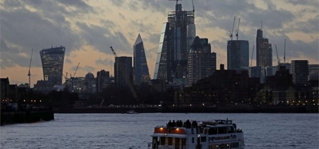 Brexit’voit les sociétés financières britanniques transférer 900 milliards de livres sterling en Europe’.