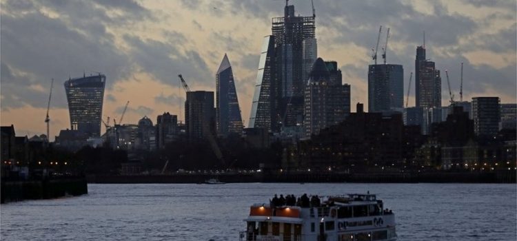 Brexit’voit les sociétés financières britanniques transférer 900 milliards de livres sterling en Europe’.