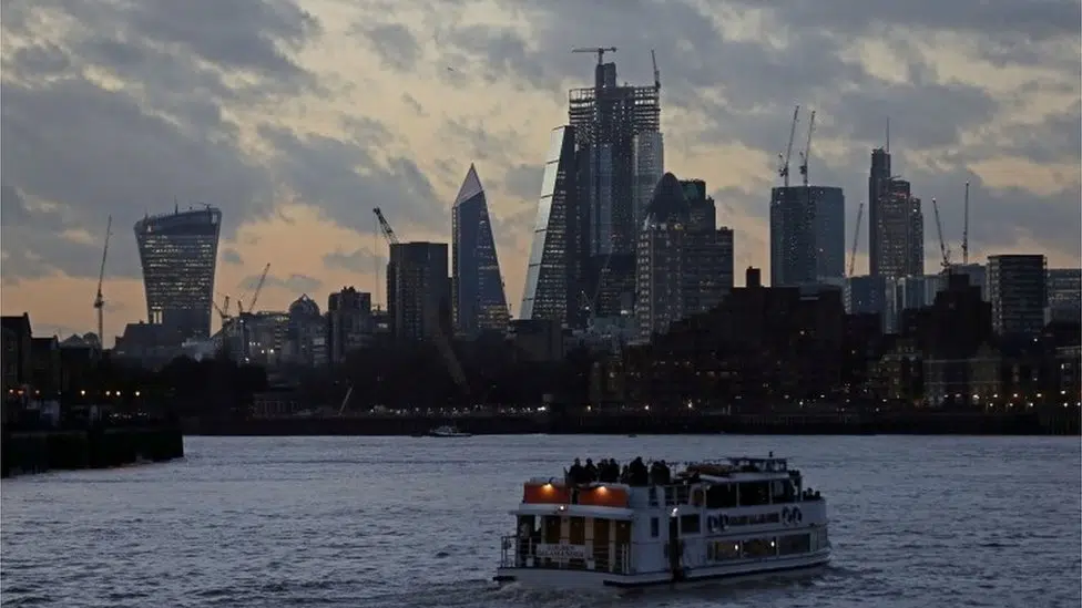 Brexit’voit les sociétés financières britanniques transférer 900 milliards de livres sterling en Europe’.