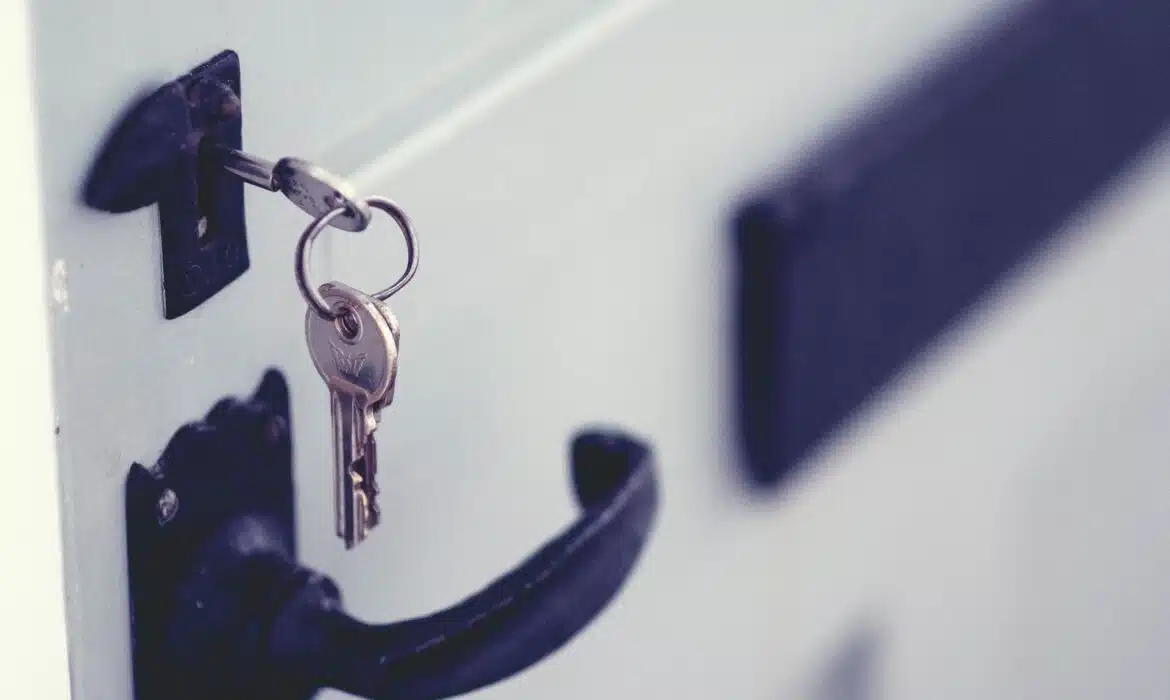 10 astuces pour ouvrir une porte bloquée sans clé