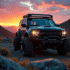 4x4 robuste en pleine nature au crépuscule avec phares allumés