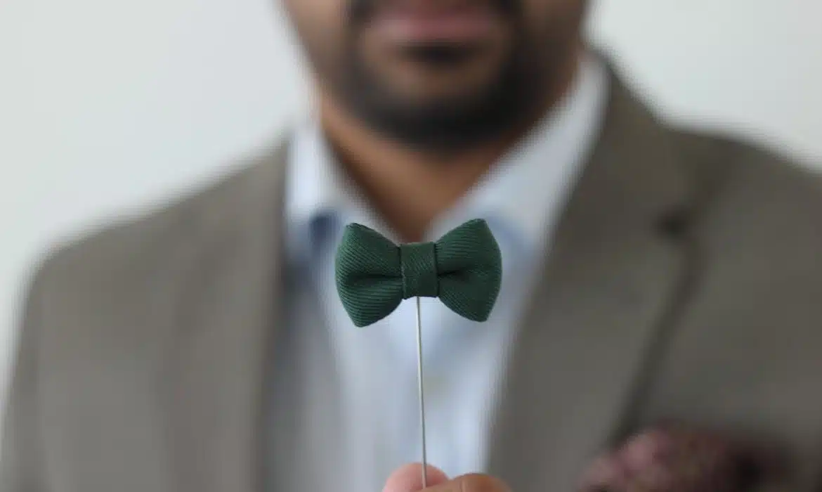 Le noeud papillon en bois l’accessoire parfait pour un mariage champêtre