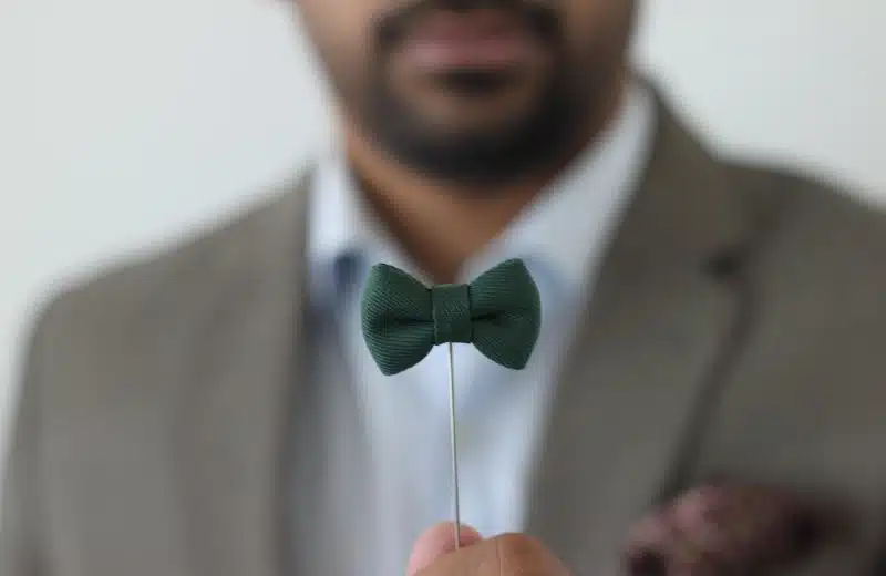 Le noeud papillon en bois l’accessoire parfait pour un mariage champêtre