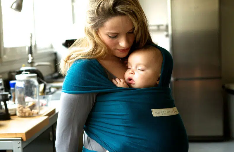 Les avantages de l’écharpe de portage physiologique pour assurer le bon maintien de votre bébé