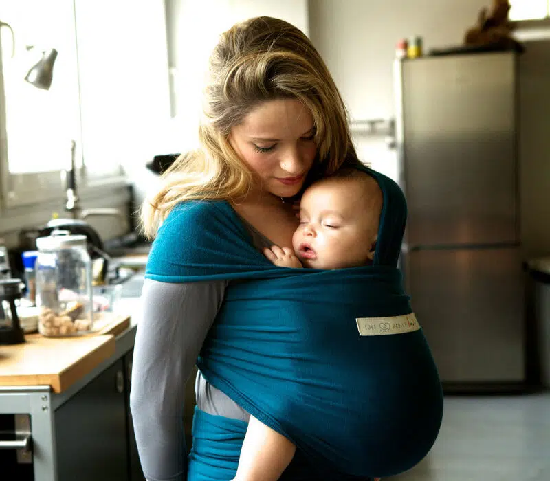 Les avantages de l’écharpe de portage physiologique pour assurer le bon maintien de votre bébé