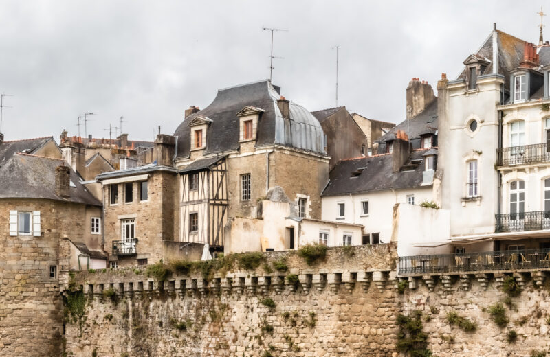 Trouver une résidence senior à Vannes : services, conseils et bienfaits pour la santé