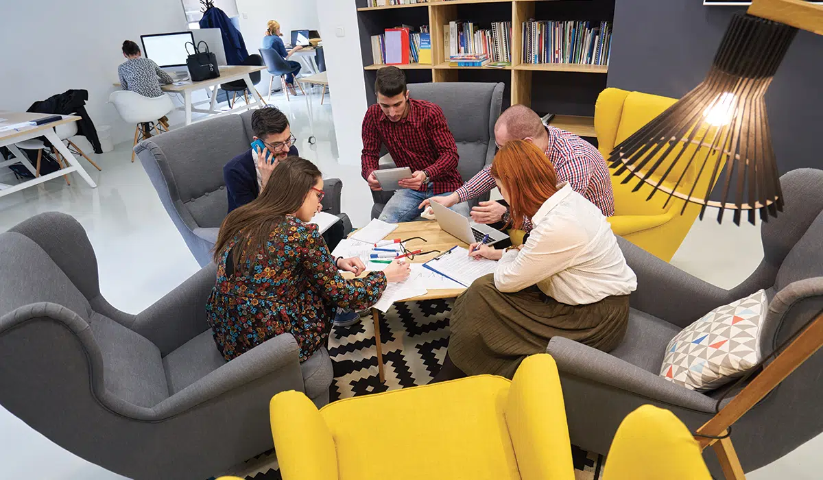 Des étudiants en coworking