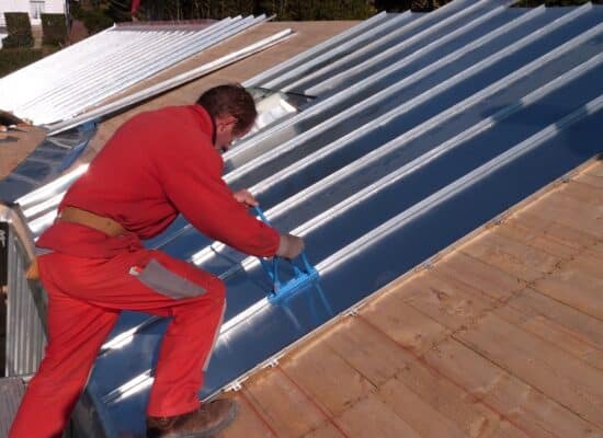 Comment poser une toiture en zinc à joint debout ?
