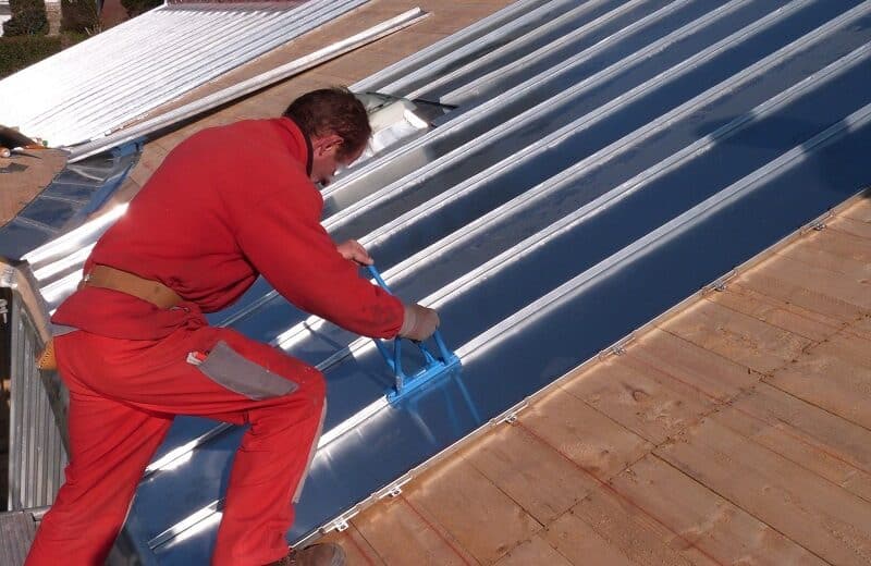 Comment poser une toiture en zinc à joint debout ?