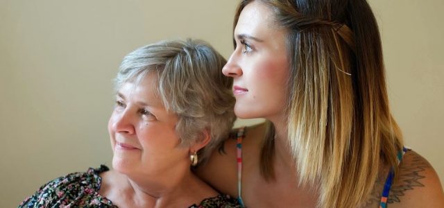 Aider grand-mère : Comment les familles peuvent aider à soutenir les membres de la famille vieillissants
