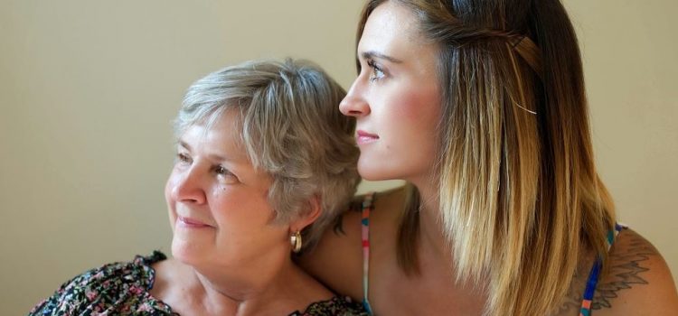 Aider grand-mère : Comment les familles peuvent aider à soutenir les membres de la famille vieillissants