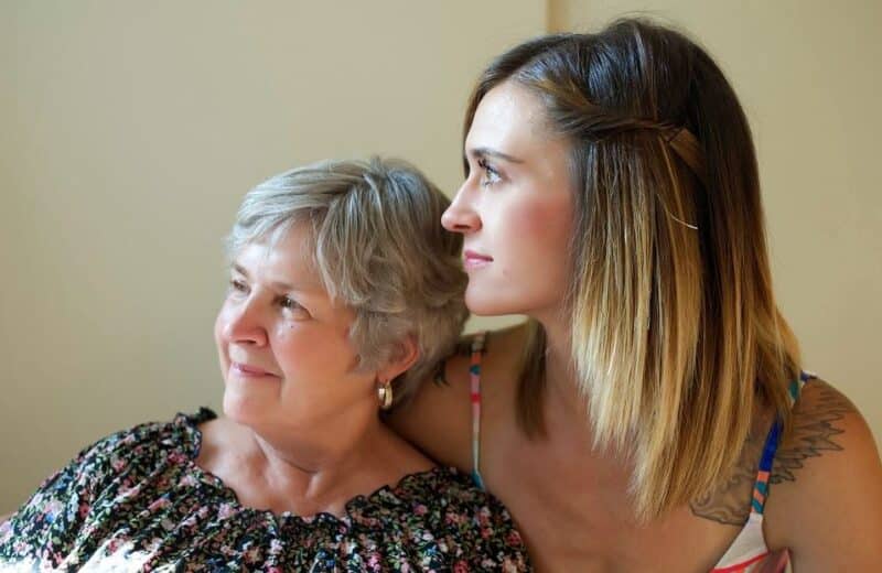 Aider grand-mère : Comment les familles peuvent aider à soutenir les membres de la famille vieillissants