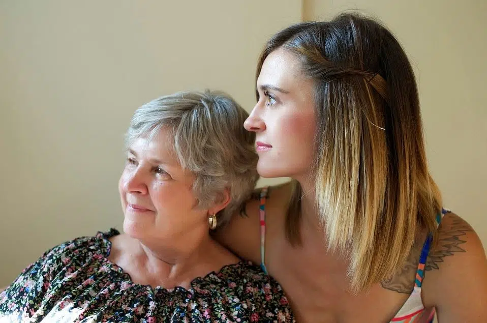 Aider grand-mère : Comment les familles peuvent aider à soutenir les membres de la famille vieillissants