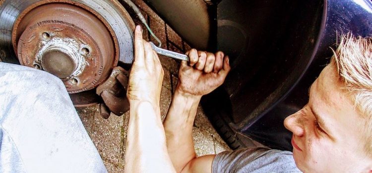 Comment aider papa à réparer la voiture en travaillant en équipe et en faisant preuve de détermination