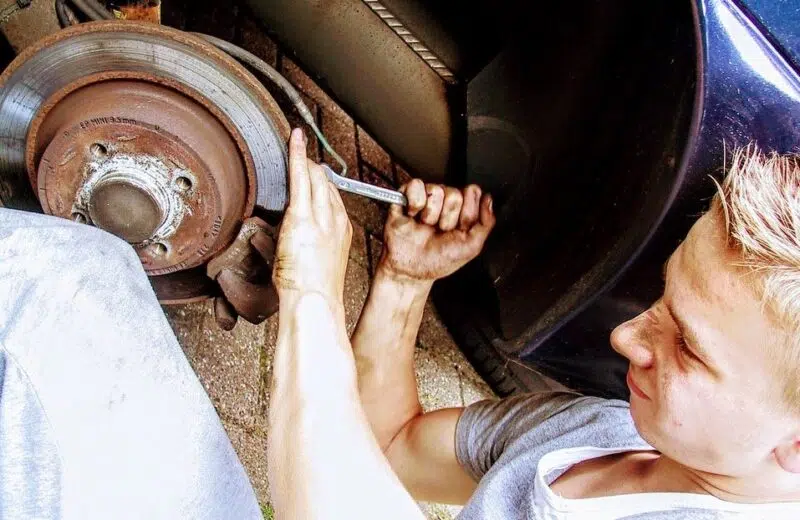 Comment aider papa à réparer la voiture en travaillant en équipe et en faisant preuve de détermination