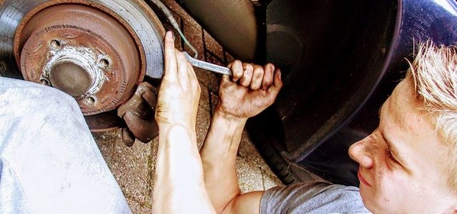 Comment apprendre à votre adolescent à réparer leur voiture sans dépenser une fortune