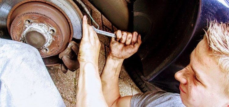Comment apprendre à votre adolescent à réparer leur voiture sans dépenser une fortune
