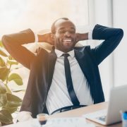 À la recherche d’un meilleur équilibre travail-vie personnelle ? Il peut être payant d’accepter une réduction de salaire pour être plus heureux.