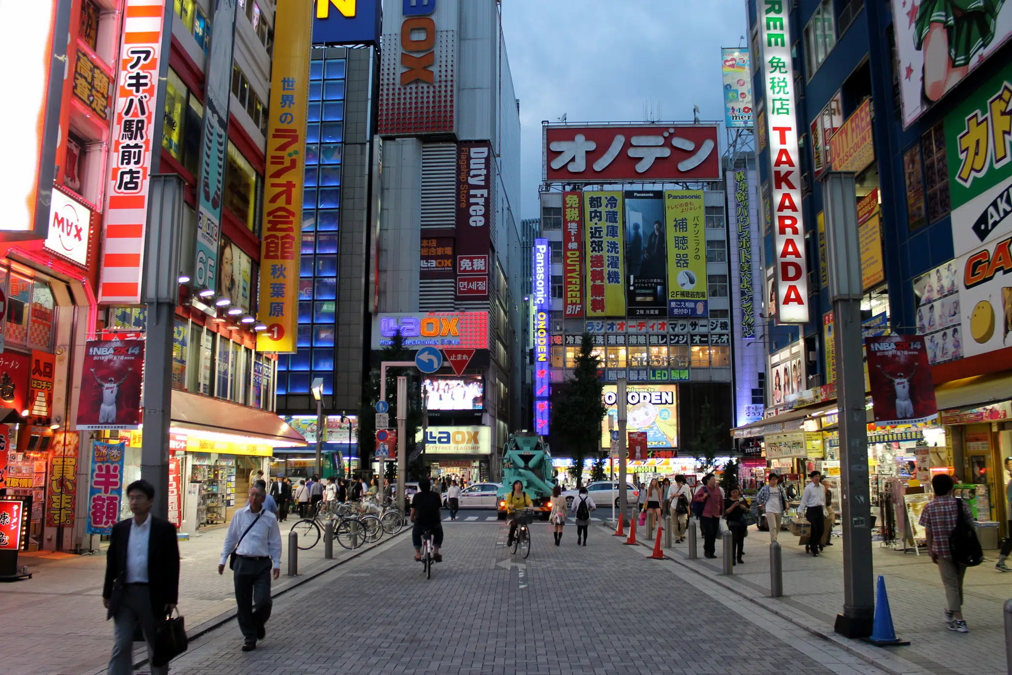 Promenade en pleine soirée à Tokyo