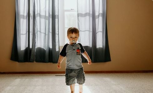 Élever un enfant asthmatique ? 5 façons de maintenir la qualité de l’air à la maison