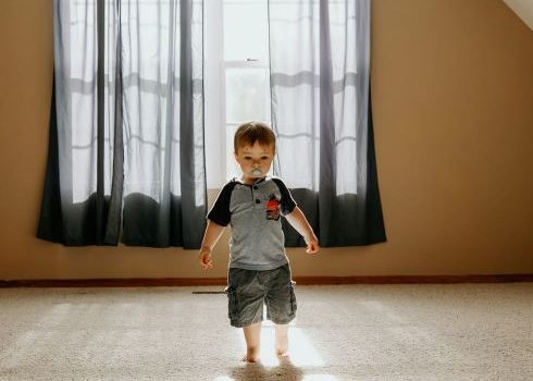 Élever un enfant asthmatique ? 5 façons de maintenir la qualité de l’air à la maison