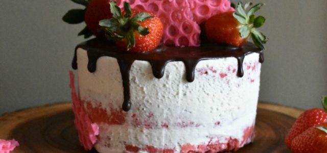 Faites un beau gâteau aux fraises enrobé de chocolat ! #VDaySweets