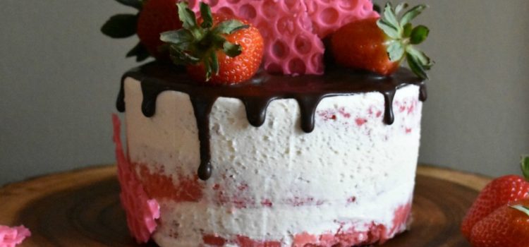 Faites un beau gâteau aux fraises enrobé de chocolat ! #VDaySweets