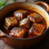Côtes de porc braisées dans une sauce à la bière dans un plat rustique