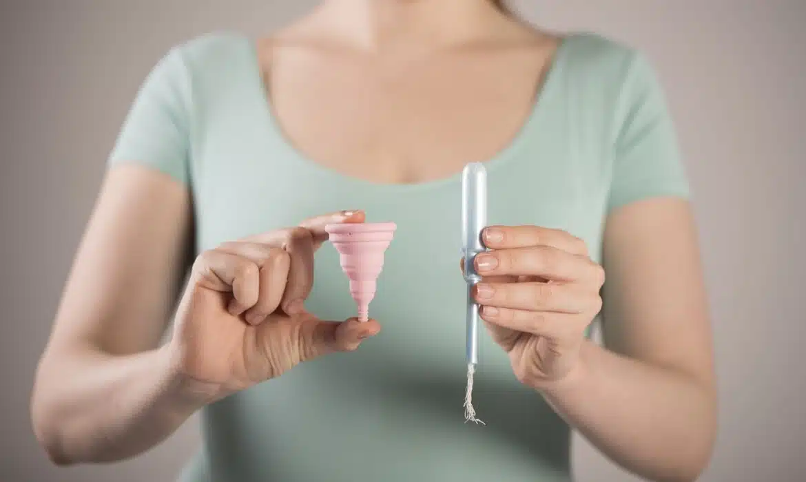 Pourquoi les tasses menstruelles sont-elles une meilleure alternative aux serviettes hygiéniques et aux tampons ?