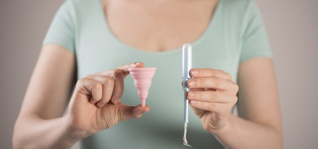 Pourquoi les tasses menstruelles sont-elles une meilleure alternative aux serviettes hygiéniques et aux tampons ?