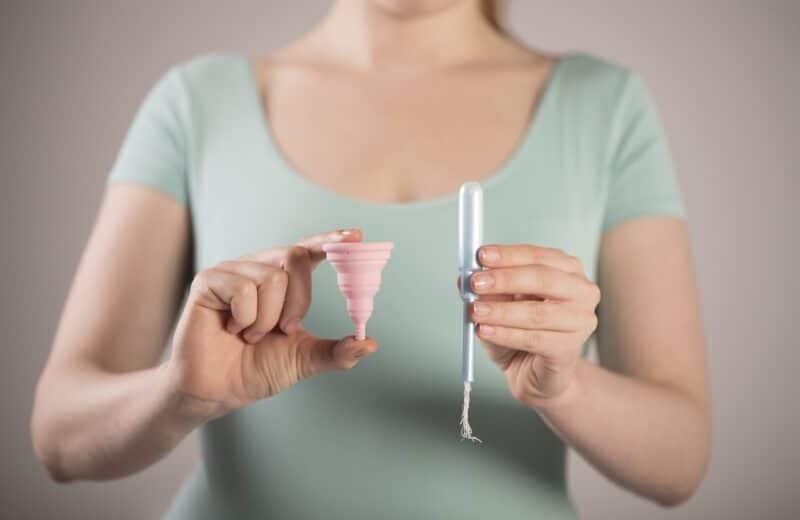 Pourquoi les tasses menstruelles sont-elles une meilleure alternative aux serviettes hygiéniques et aux tampons ?