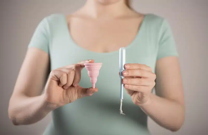 Pourquoi les tasses menstruelles sont-elles une meilleure alternative aux serviettes hygiéniques et aux tampons ?