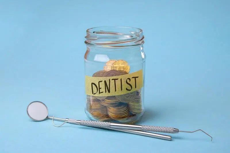 Façons d’économiser de l’argent sur vos factures de soins dentaires
