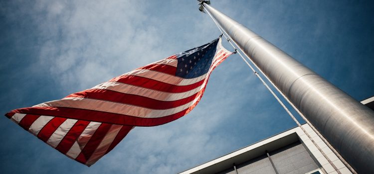 Comment choisir le meilleur éclairage pour votre mât de drapeau
