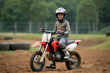 Garçon de 12 ans en équipement motocross avec moto sur circuit