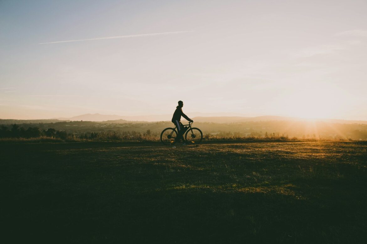 un cycliste pédalant