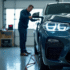 Voiture en inspection dans un garage moderne et lumineux
