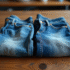 Jeans en denim usé à côté d'un neuf en lumière naturelle