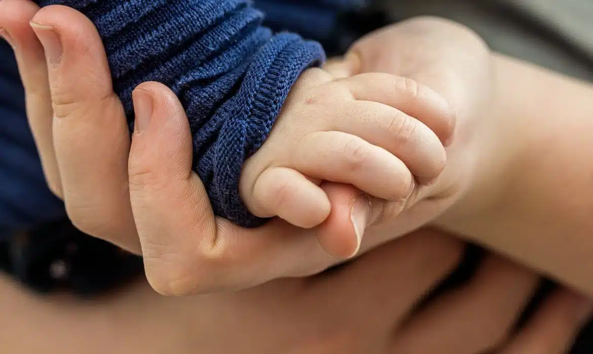 Le faire-part de naissance doré : la tendance qui fait briller vos annonces