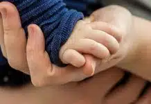 Le faire-part de naissance doré : la tendance qui fait briller vos annonces