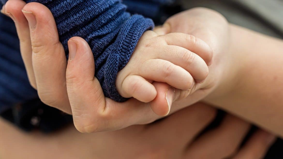 Le faire-part de naissance doré : la tendance qui fait briller vos annonces