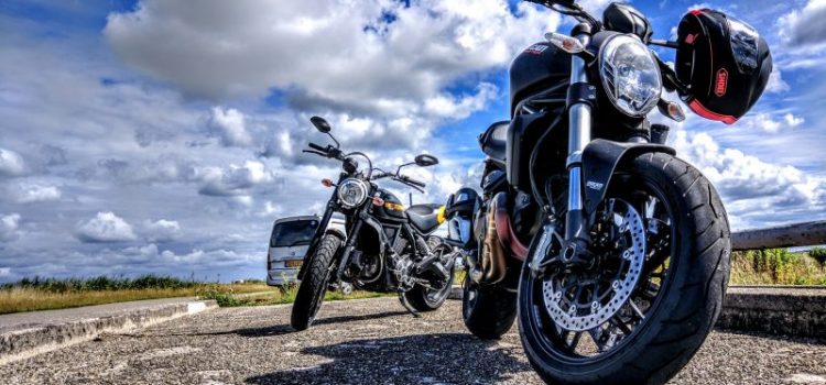 Adolescent motard : 4 conseils de sécurité pour leur apprendre à conduire une moto