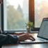 Personne utilisant un ordinateur portable pour accéder à un webmail lumineux