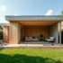 Studio de jardin moderne en construction dans une cour