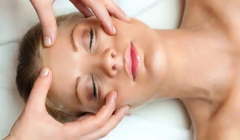 Les meilleures techniques de massage du visage pour un teint frais