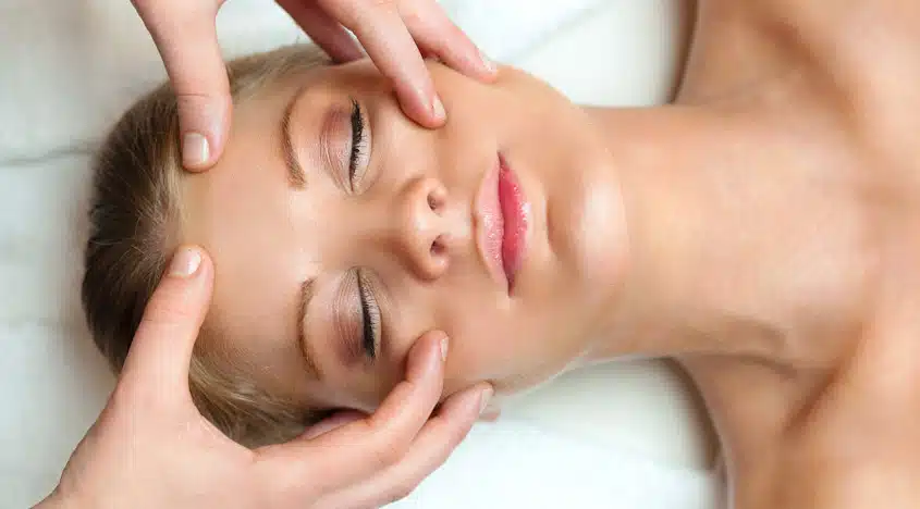 Les meilleures techniques de massage du visage pour un teint frais